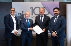 Firma del contrato del salón profesional especializado en infraestructuras, equipamiento, mantenimiento y servicios para instalaciones deportivas SPORTCITIES Expo&Summit, con el presidente del Comité Ejecutivo de Feria de Valladolid, Víctor Caramanzana (2i); el director general de Feria Valencia, Jorge Fombellida (2d), y el director de SPORTCITIES, Raúl Calleja, este miércoles en Valencia. EFE/SHOW2BE/CEDIDA/CRÉDITO OBLIGATORIO