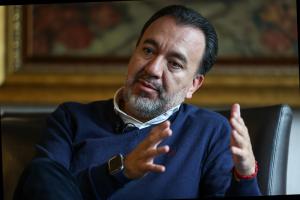 El alcalde de Quito, Pabel Muñoz, habla durante una entrevista con EFE en Quito (Ecuador).  EFE/ José Jácome