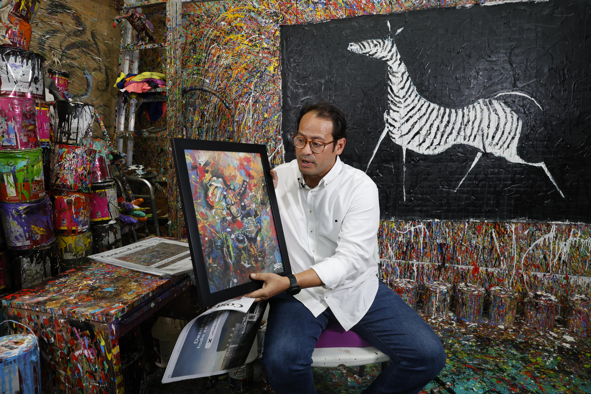 Fotografía del director ejecutivo de 'Costa del Este News', Cristhian Flórez, hablando durante una entrevista con EFE en el taller del artista panameño Eduardo Navarro, en Costa del Este, ciudad de Panamá. EFE/ Bienvenido Velasco