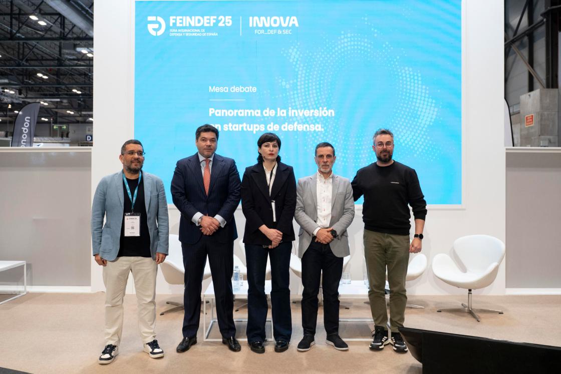 MADRID, 13/05/2025.- Representantes de empresas emergentes españolas del sector de la defensa han coincidido este martes en la Feria Internacional de Defensa y Seguridad de España (Feindef) en la necesidad de crear un fondo similar al de la Agencia de Proyectos de Investigación Avanzados de Defensa (DARPA, en inglés) de los Estados Unidos, para generar así un ecosistema global que ayude a este tipo de compañías. EFE/ Fernando Villar