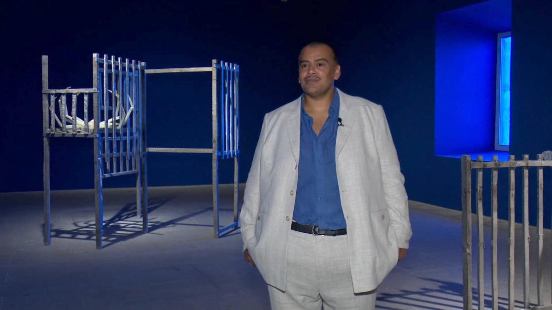 MADRID, 27/05/2024.- El artista guatemalteco Naufus Ramírez-Figueroa, durante la presentación de la exposición ‘Espectros luminosos’, este martes en el Museo Reina Sofía en Madrid. EFE