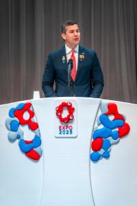 OSAKA (JAPÓN), 19/05/2025.- El presidente de Paraguay, Santiago Peña, interviene este lunes, durante la celebración del Día Nacional de la nación sudamericana en la Exposición Universal de Osaka (Japón). Peña, destacó este lunes los lazos "indestructibles" que unen a este país con Japón por sus vínculos humanos o su "resiliencia" compartida, durante la celebración del Día Nacional de la nación sudamericana en la Exposición Universal de Osaka. EFE/ Schyler Verna