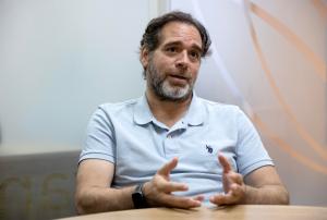El gerente de Viafirma Carlos Gómez, habla durante una entrevista con EFE en Santo Domingo (República Dominicana). EFE/Orlando Barría