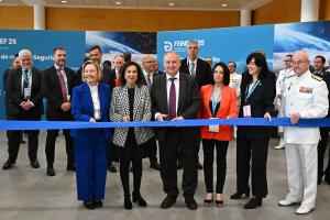 MADRID, 12/05/2025.- La ministra de Defensa, Margarita Robles (2i), y el ministro de Industria y Turismo, Jordi Hereu (3i), junto a la directora de Marketing y Comunicación de la fundación Feindef, Vanessa Quesada (i), y el Jefe de Estado Mayor de la Defensa, el almirante general Teodoro Esteban López Calderón (d), durante la inauguración de la Feria Internacional de Defensa y Seguridad de España, este lunes, en Madrid. EFE/Fernando Villar