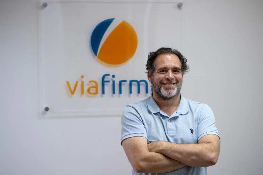 El gerente de Viafirma Carlos Gómez, posa durante una entrevista con EFE en Santo Domingo (República Dominicana). EFE/Orlando Barría