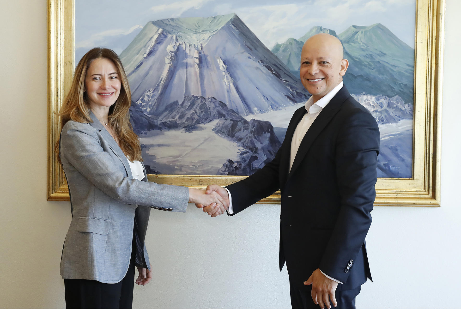 Fotografía de la directora general de Intel para América, Latina Gisselle Ruiz Lanza (i), y del director general de Industria en Softtek, Carlos Méndez, durante una entrevista con EFE en la Ciudad de México (México). EFE/ Mario Guzmán