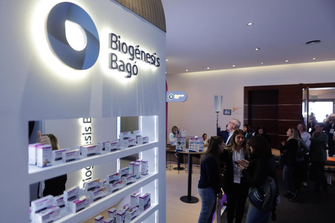 Personas asisten al estand de Biogénesis Bagó durante el congreso de Jornadas Veterinarias 2025 en Buenos Aires (Argentina). EFE/ Juan Ignacio Roncoroni