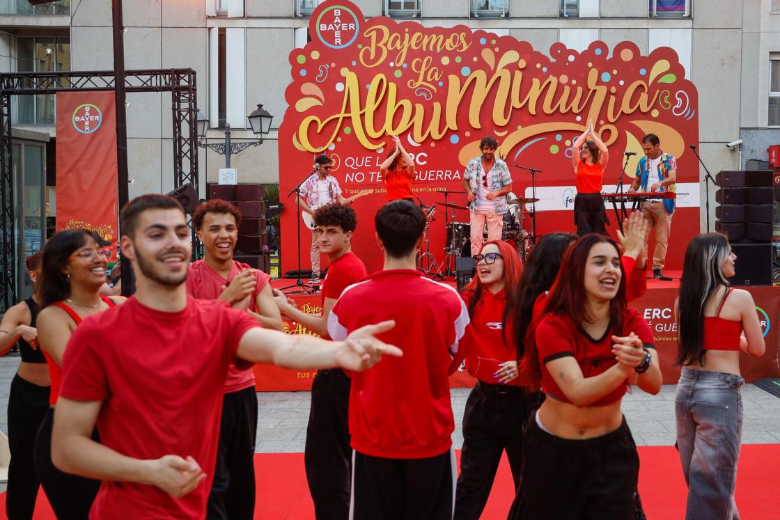 MADRID, 14/05/2025.- El grupo musical "The Flamen Kings" presentan la canción del riñón como parte de la campaña de Bayer "Bajemos La Albuminuria",este miércoles en la Plaza Zerolo, en Madrid. EFE/David Fernández