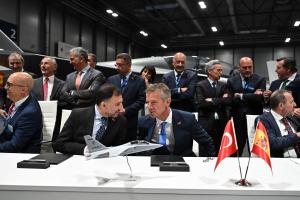 MADRID, 14/05/2025.- El responsable de aviones militares de Airbus, Jean-Brice Dumont (d), y el presidente y consejero delegado de TUSAS, Mehmet ​Demiroğlu, durante la firma de un memorando de entendimiento entre España y Turquía por el que ambas se han comprometido a que sus industrias de defensa cooperen en un programa de entrenamiento avanzado de pilotos de combate cuyo resultado puede ser la sustitución de los actuales aviones para la formación F-5M del Ejército del Aire español por los modernos Hürjet turcos.-EFE/ Fernando Villar