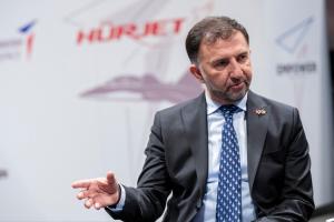 MADRID, 14/05/2025.- El presidente y consejero delegado de TUSAS, Mehmet Demiroğlu, durante el acto de firma de un memorando de entendimiento entre España y Turquía por el que ambas se han comprometido a que sus industrias de defensa cooperen en un programa de entrenamiento avanzado de pilotos de combate cuyo resultado puede ser la sustitución de los actuales aviones para la formación F-5M del Ejército del Aire español por los modernos Hürjet turcos.-EFE/ Fernando Villar