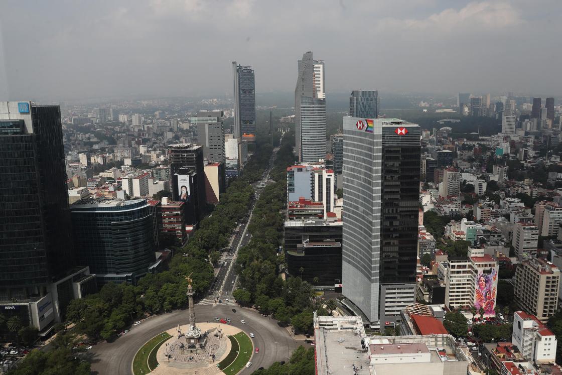 Fotografía de archivo donde se observan edificios en la avenida Paseo de la Reforma de Ciudad de México (México). EFE/ Alex Cruz/ ARCHIVO