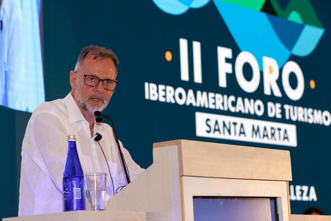 El director corporativo de Iberia y presidente del Consejo de Turismo de la Confederación Española de Organizaciones Empresariales (CEOE), Juan Cierco, habla en el II Foro Iberoamericano de Turismo este jueves, en Santa Marta (Colombia). EFE/ Mauricio Dueñas Castañeda 