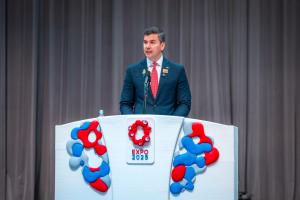 OSAKA (JAPÓN), 19/05/2025.- El presidente de Paraguay, Santiago Peña, interviene este lunes, durante la celebración del Día Nacional de la nación sudamericana en la Exposición Universal de Osaka (Japón). Peña, destacó este lunes los lazos "indestructibles" que unen a este país con Japón por sus vínculos humanos o su "resiliencia" compartida, durante la celebración del Día Nacional de la nación sudamericana en la Exposición Universal de Osaka. EFE/ Schyler Verna