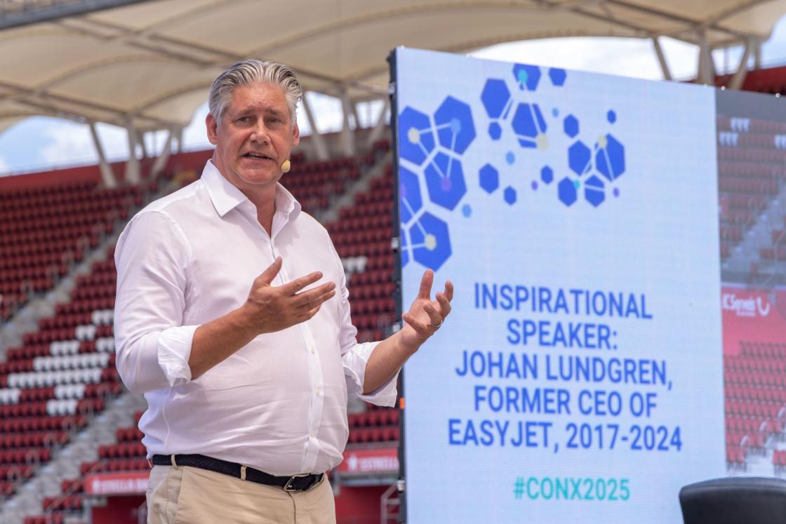 PALMA, 21/05/2025.- El ex consejero delegado de Easy Jet Johan Lundgren interviene en la quinta edición del foro ConX, organizado por Travelgate este miércoles en el Estadio de Son Moix en Palma. EFE/ Cati Cladera