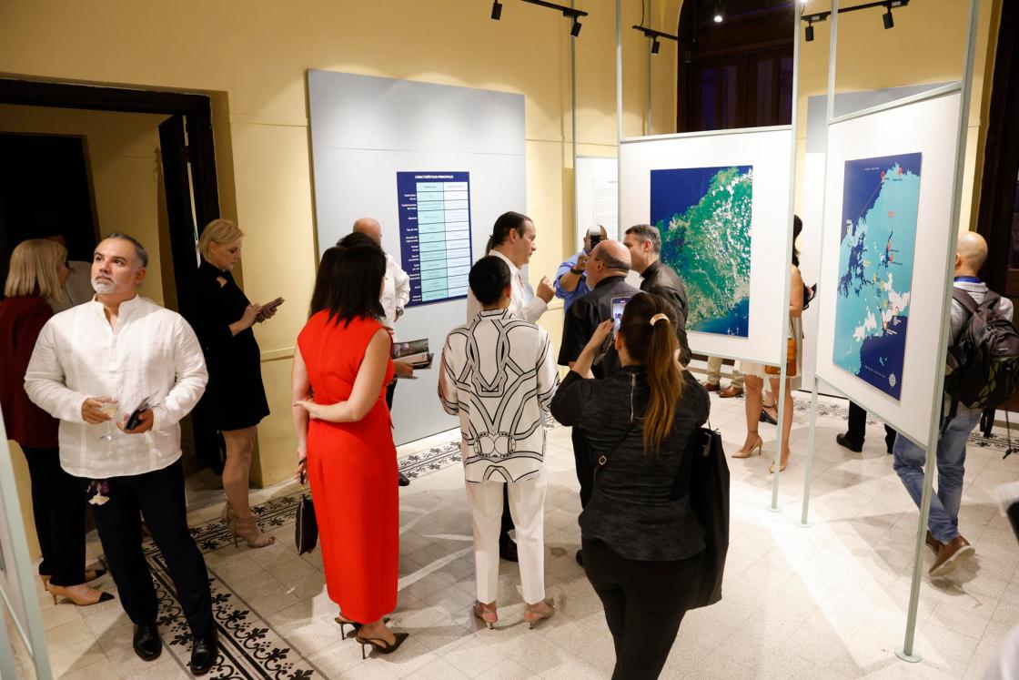 Personas observan la exposición 'Panamá y Europa: caminos que unen' este jueves, en el Palacio de Gobierno en ciudad de Panamá (Panamá). EFE/ Bienvenido Velasco