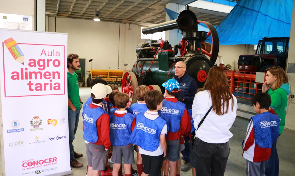 Madrid, 9 may (EFE).- Estudiantes de ingeniería agrícola, alimentaria o agroambiental y de otras especialidades de la Escuela Técnica Superior de Ingeniería Agronómica, Alimentaria y de Biosistemas (Etsiaab) de la Universidad Politécnica de Madrid (UPM), han participado en esta actividad gracias a la colaboración con Grupo Editorial Agrícola Henar Comunicación. EFE
