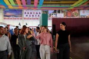 Fotografía cedida por la Secretaria de Turismo del Estado de Puebla de la subsecretaria de promoción turística del estado, Carla López (2d), durante un evento en Puebla (México). EFE/ Secretaria de Turismo del Estado de Puebla /SOLO USO EDITORIAL NO VENTAS /SOLO DISPONIBLE PARA ILUSTRAR LA NOTICIA QUE ACOMPAÑA (CRÉDITO OBLIGATORIO)