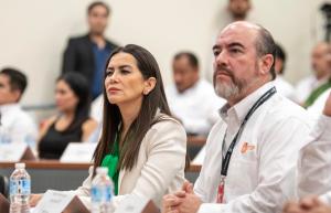 La directora general de Iberdrola México, Katya Somohano, y el director del Instituto de Innovación y Transferencia de Tecnología de Nuevo León, José Alfredo Pérez, participan en la firma de un convenio de colaboración en el municipio de Apodaca (México). EFE/ Miguel Sierra