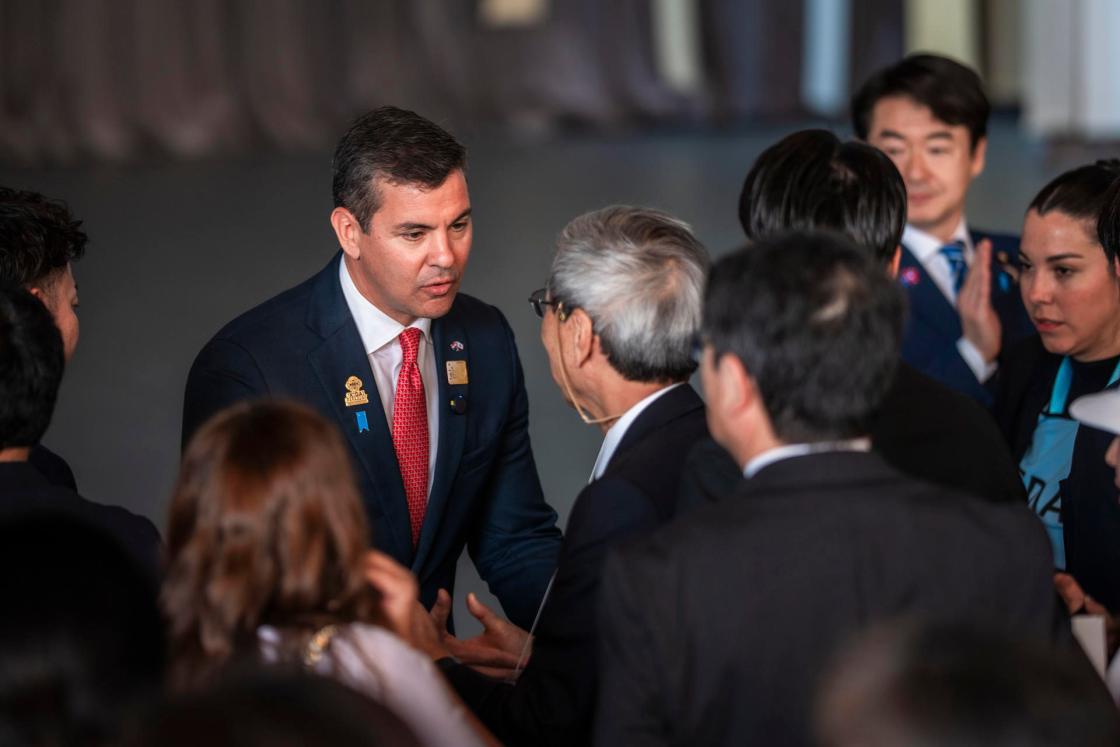 OSAKA (JAPÓN), 19/05/2025.- El presidente de Paraguay, Santiago Peña, participa este lunes, en la celebración del Día Nacional de la nación sudamericana en la Exposición Universal de Osaka (Japón). Peña, destacó este lunes los lazos "indestructibles" que unen a este país con Japón por sus vínculos humanos o su "resiliencia" compartida, durante la celebración del Día Nacional de la nación sudamericana en la Exposición Universal de Osaka. EFE/ Schyler Verna
