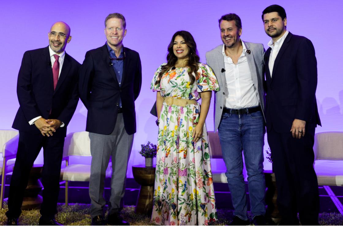 Desde la izquierda el presidente de Inteligencia Económica, el economista Gustavo Vélez; el exsecretario de Estado de Puerto Rico, David Bernier; la directora de Asuntos Industriales de Discover Puerto Rico, Janid Ortiz; el vicepresidente de T-Mobile Puerto Rico, Jorge Martel, y el subdirector del Departamento de Desarrollo Económico y Comercio de Puerto Rico, Carlos Ríos, posan en el panel 'Puerto Rico como epicentro del turismo educativo: retos y oportunidades para potenciar el crecimiento económico' en el marco del foro 'Turismo Educativo: Puerto Rico como destino académico', en San Juan (Puerto Rico). EFE/ Thais Llorca