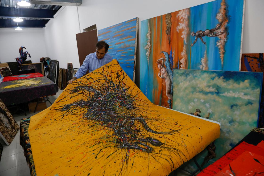 Fotografía del 9 de mayo de 2025 del artista panameño Eduardo Navarro mostrando una obra en su taller en Costa del Este, en Ciudad de Panamá (Panamá). EFE/ Bienvenido Velasco 