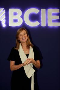 La presidenta del Banco Centroamericano de Integración Económica (BCIE), Gisela Sánchez, habla durante una entrevista con EFE este jueves en Tegucigalpa (Honduras). EFE/Gustavo Amador