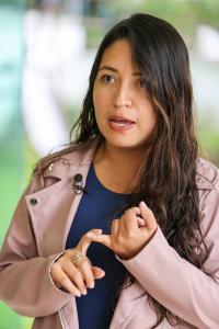 Fotografía de Gabriela Álvaro, representante de pacientes renales, hablando durante una entrevista con EFE en Quito (Ecuador). EFE/ José Jácome