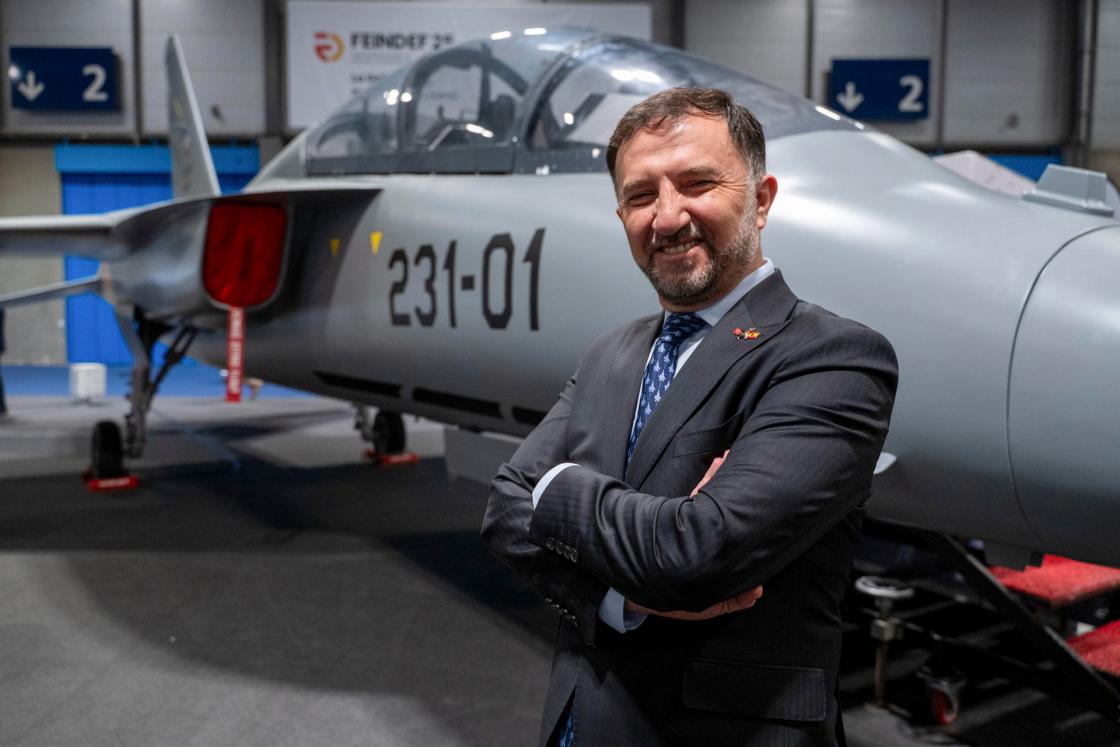 MADRID, 14/05/2025.- El presidente y consejero delegado de TUSAS, Mehmet Demiroğlu, durante el acto de firma de un memorando de entendimiento entre España y Turquía por el que ambas se han comprometido a que sus industrias de defensa cooperen en un programa de entrenamiento avanzado de pilotos de combate cuyo resultado puede ser la sustitución de los actuales aviones para la formación F-5M del Ejército del Aire español por los modernos Hürjet turcos.-EFE/ Fernando Villar