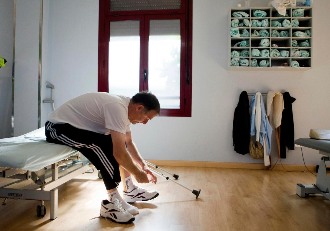 Imagen de archivo de un paciente de esclerosis múltiple, que se prepara para realizar sus ejercicios de rehabilitación. EFE/Javier Cebollada