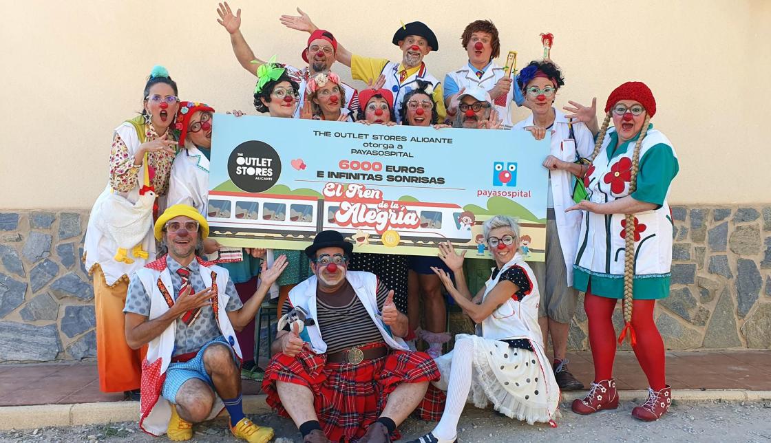 Pie de foto: Miembros de Payasospital posan con el cheque obtenidoAutor: Coodex Marketing SL