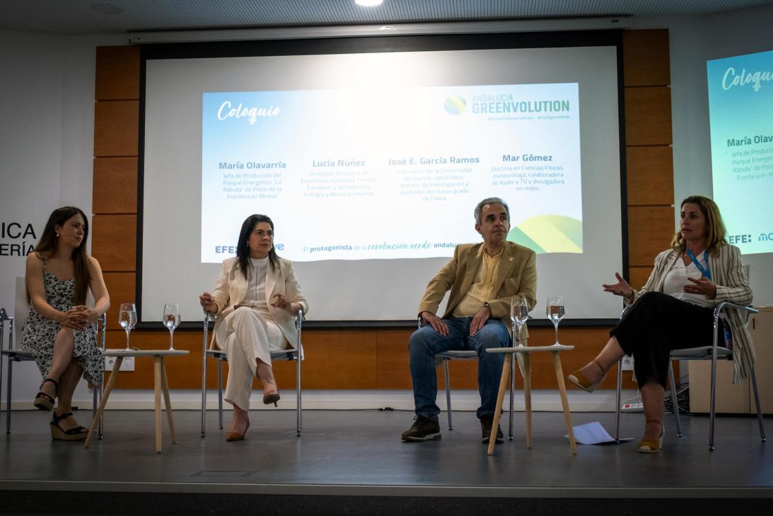 HUELVA, 27/05/2025.- Charla- coloquio en el encuentro Andalucía Greenvolution celebrado en la Escuela de Ingeniería de la Universidad de Huelva (UHU) y promovido por la Agencia EFE y Moeve en Huelva.El hidrógeno verde, molécula protagonista en la transición energética, es ya más presente que futuro como se evidencia en el papel clave que está jugando en la reindustrialización de Andalucía, una región que aspira a convertirse en uno de los mayores puntos de producción de Europa.EFE/Julián Pérez