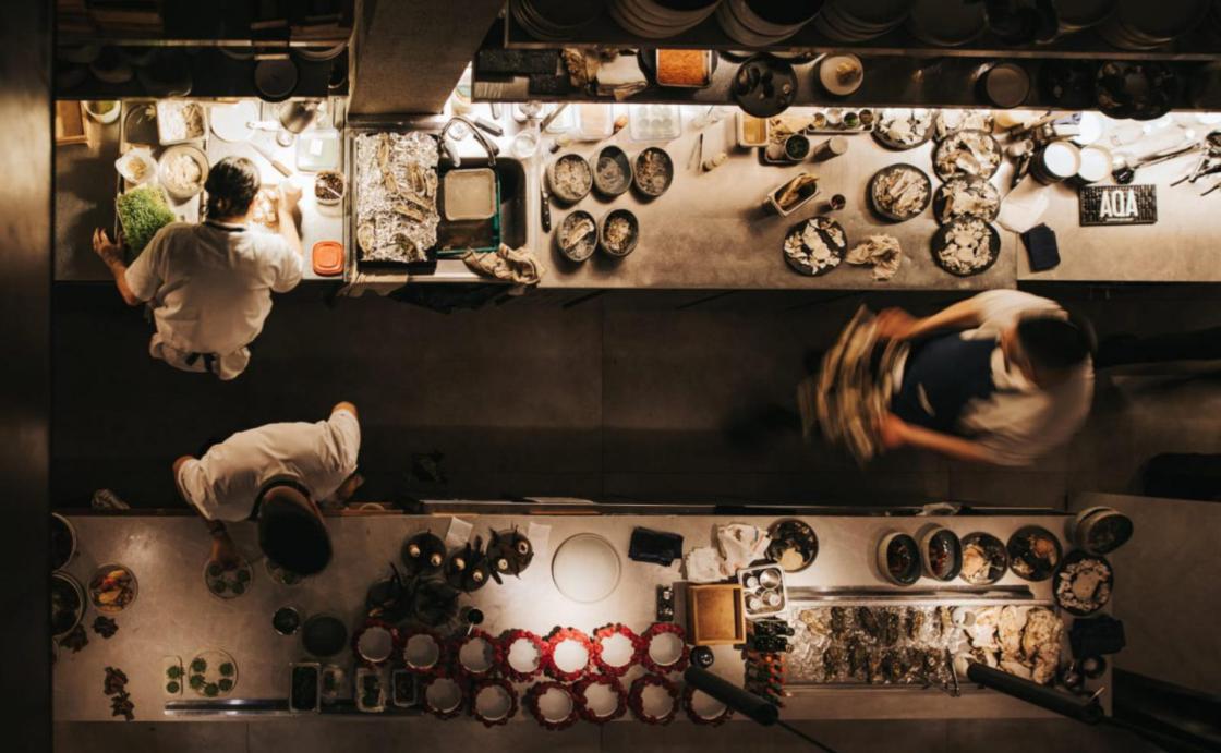 Fotografía cedida por Visit Argentina de personas trabajando en el Crizia Restaurante en Buenos Aires (Argentina). EFE/ Visit Argentina /SOLO USO EDITORIAL/SOLO DISPONIBLE PARA ILUSTRAR LA NOTICIA QUE ACOMPAÑA (CRÉDITO OBLIGATORIO)