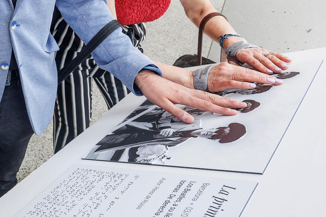Una delegación de la ONCE ha visitado este martes 'Tu memoria colectiva', la exposición fotográfica que la Agencia EFE muestra en el Fórum Evolución de Burgos y que cuenta con un espacio inclusivo que también permite a las personas con diversidad visual disfrutar de imágenes emblemáticas de la historia universal reciente a través del tacto. EFE/ Roman G. Aguilera