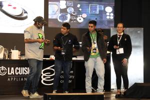 El chef Gaggan Anand de Tailandia (i) habla en la inauguración del Foro Gastronómico Internacional este martes, en Bogotá (Colombia). EFE/ Carlos Ortega