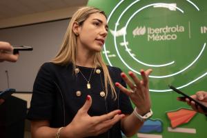 La responsable de Innovación de Iberdrola México, Amable Motus, habla durante la firma de un convenio de colaboración con el Instituto de Innovación y Transferencia de Tecnología en el municipio de Apodaca (México). EFE/ Miguel Sierra