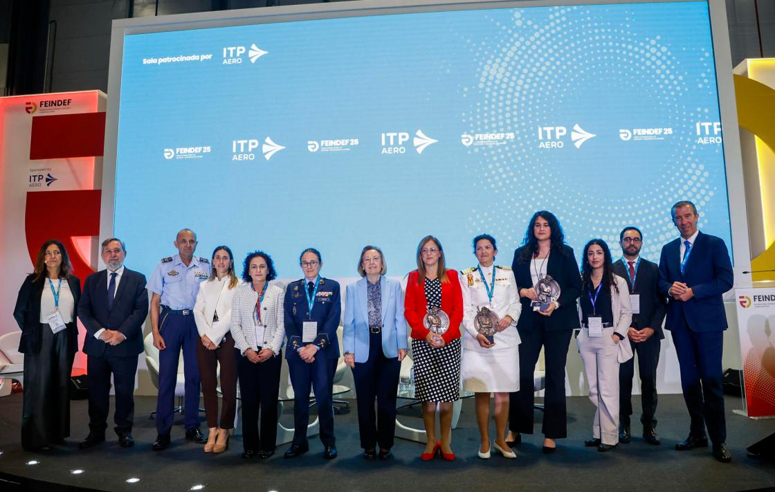 MADRID, 13/05/2025.- La Secretaria de Estado de Defensa, María Amparo Valcarce García (c) posa en una foto de familia hoy, 14 de mayo de 2025, en la tercera y última jornada la Feria Internacional de Defensa y Seguridad de España (FEINDEF) 2025, en el recinto de Ifema, en Madrid. EFE/David Fernández
