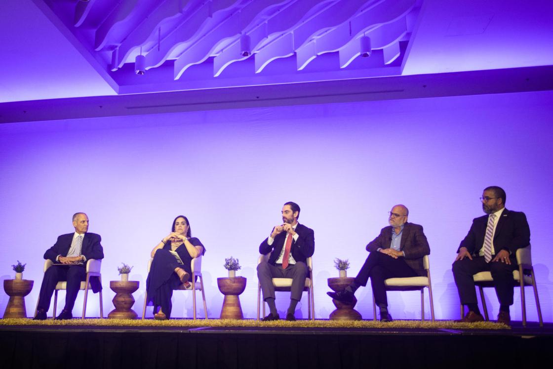 Desde la izquierda el presidente de la Universidad Interamericana, Dr. Rafael Ramírez Rivera; la presidenta de la EDP University, Gladys Nieves; el vicepresidente de Asuntos Internacionales de la Universidad Ana G. Méndez, Dr. Rafael F. Nadal Bosch; el catedrático de Asuntos Internacionales de la Universidad de Puerto Rico, Dr. Javier Carrión, y el decano de la Escuela de Artes, Diseño e Industrias Creativas de la Universidad del Sagrado Corazón, Dr. Javier Hernández Acosta, participan en el foro 'Turismo Educativo: Puerto Rico como destino académico' en San Juan (Puerto Rico). EFE/ Thais Llorca