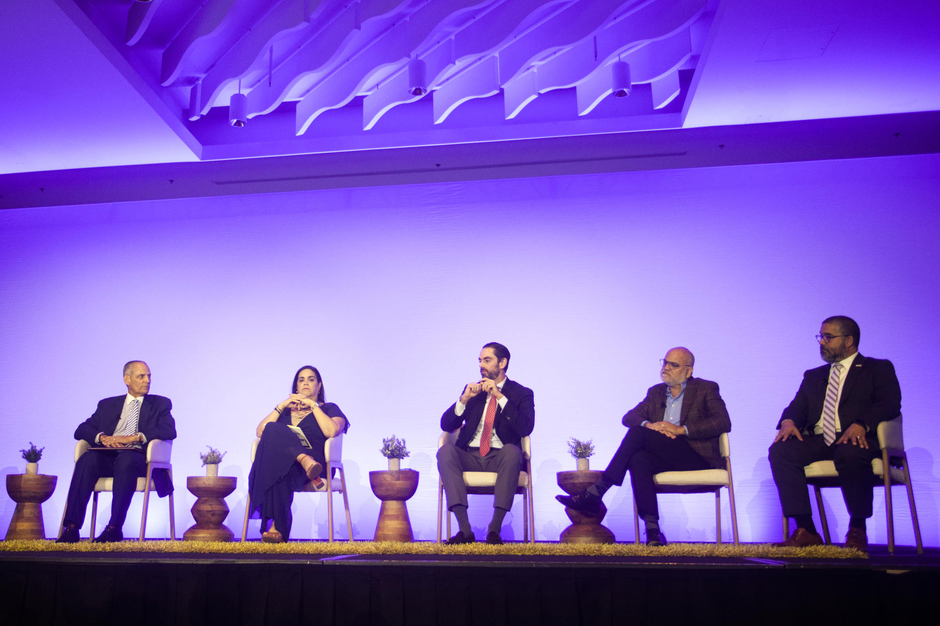 Desde la izquierda el presidente de la Universidad Interamericana, Dr. Rafael Ramírez Rivera; la presidenta de la EDP University, Gladys Nieves; el vicepresidente de Asuntos Internacionales de la Universidad Ana G. Méndez, Dr. Rafael F. Nadal Bosch; el catedrático de Asuntos Internacionales de la Universidad de Puerto Rico, Dr. Javier Carrión, y el decano de la Escuela de Artes, Diseño e Industrias Creativas de la Universidad del Sagrado Corazón, Dr. Javier Hernández Acosta, participan en el foro 'Turismo Educativo: Puerto Rico como destino académico' en San Juan (Puerto Rico). EFE/ Thais Llorca