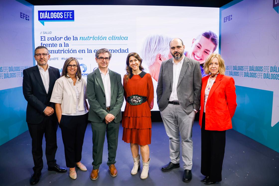 MADRID, 27/05/2025.- (i a d) Andoni Lorenzo, presidente del Foro Español de Pacientes; Irene Boj, directora General de Danone Nutricia; Miguel A. Martínez, presidente de la Sociedad Española de Nutición Clínica y Metabolismo; Beatriz Collado, Dra en farmacia y vocal de Nutrición y Alimentación del Colegio Oficial de Farmacéuticos de Madrid; Juan Jose López, médico especialista en nutrición del Hospital Clínico Universitario de Valladolid y Ana Sotelo, periodista de Efe Salud, participan en el conversatorio 'El valor de la nutrición clínica frente a la desnutrición en la enfermedad', en el plató de la Agencia EFE, en Madrid. EFE/David Fernández