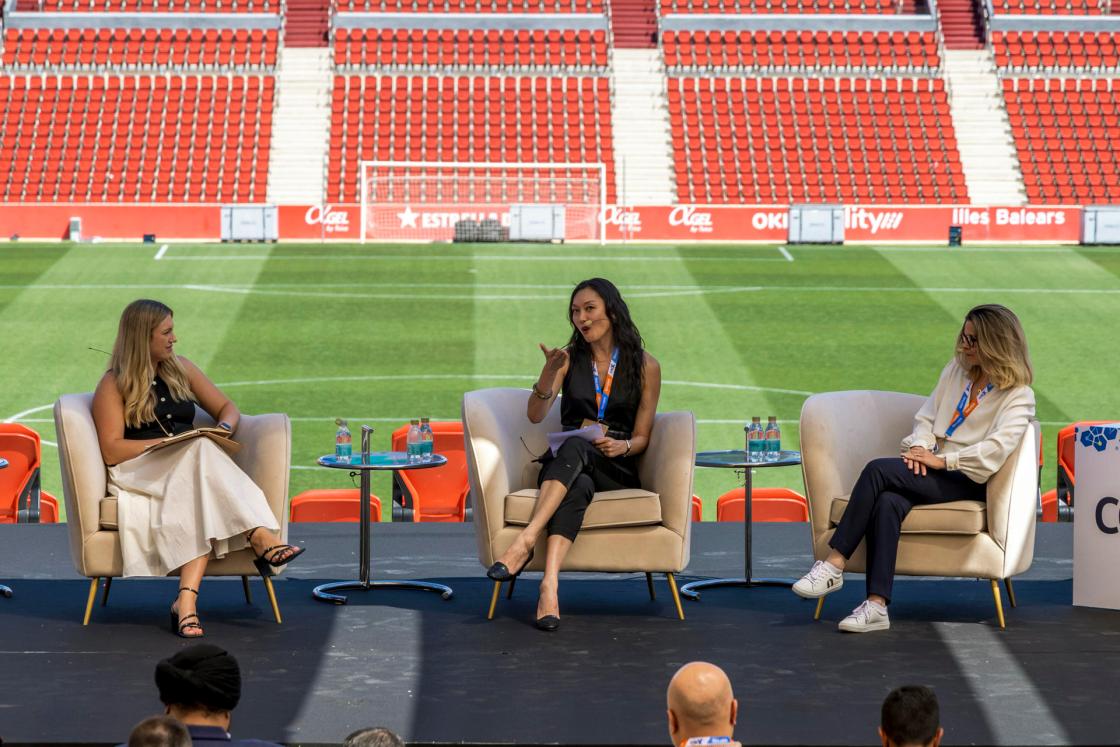 PALMA, 21/05/2025.- Ada Xu, directora de Asuntos Intrenacionales FLIGGY, Alibaba Group (c) y Emilie Dumont, CEO de Digitrips (d), participan en la mesa "Cómo las marcas que no son de viajes están entrando en los viajes" en la quinta edición del foro ConX, organizado por Travelgate en el Estadio de Son Moix en Palma. EFE/ Cati Cladera