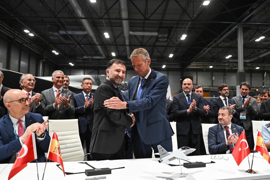MADRID, 14/05/2025.- El responsable de aviones militares de Airbus, Jean-Brice Dumont (d), y el presidente y consejero delegado de TUSAS, Mehmet ​Demiroğlu, durante la firma de un memorando de entendimiento entre España y Turquía por el que ambas se han comprometido a que sus industrias de defensa cooperen en un programa de entrenamiento avanzado de pilotos de combate cuyo resultado puede ser la sustitución de los actuales aviones para la formación F-5M del Ejército del Aire español por los modernos Hürjet turcos.-EFE/ Fernando Villar