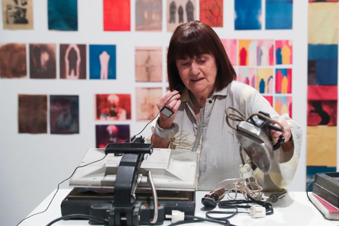 MADRID, 20/05/2025.- La artista Marisa González durante la presentación este martes de la exposición antológica 'Marisa González. Un modo de hacer generativo', en el Museo Reina Sofía. EFE/Alberto Aguado