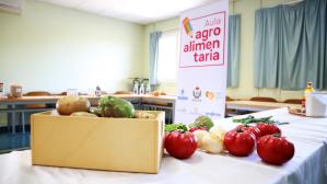 Madrid, 9 may (EFE).- Acercar a los más pequeños a la cadena alimentaria y su funcionamiento es clave para reforzar su conocimiento, una tarea en la que se han afanado esta semana una veintena de estudiantes universitarios que han guiado a 300 escolares por una particular ruta por la alimentación. EFE