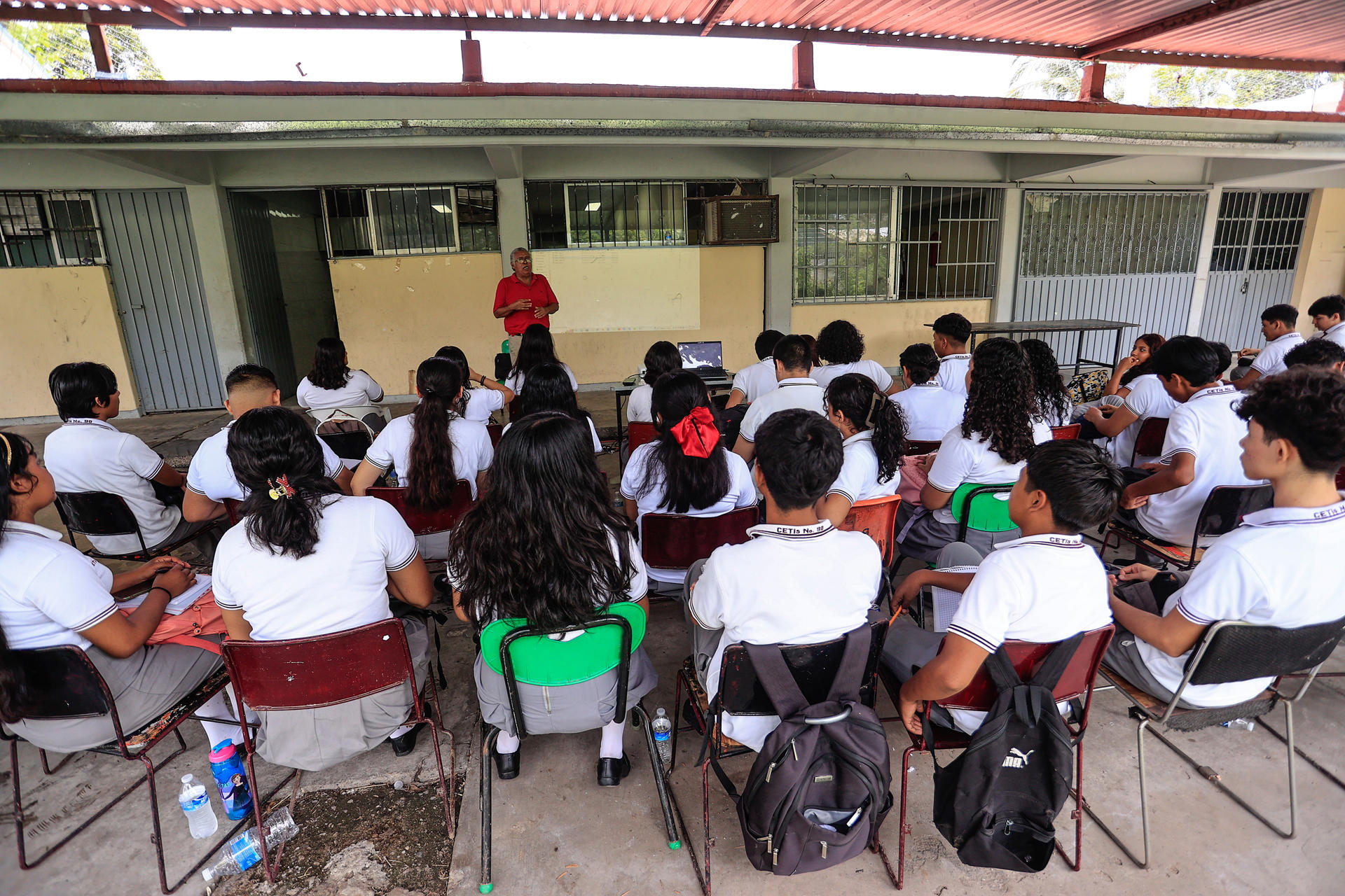 Fotografía donde se observa a estudiantes tomando clases en una escuela en el balneario de Acapulco, en Guerrero (México). EFE/ David Guzmán