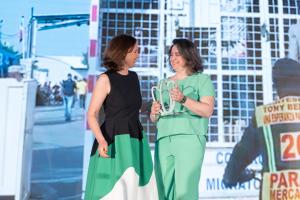 Fotografía cedida por Fundación Gabo que muestra a la jurado en Periodismo Sonoro, Charlotte de Beauvoir (i), y a la representante del equipo ganador en Periodismo Sonoro, Analía Llorente durante la Ceremonia del Premio Roche 2024, en Miami (Estados Unidos). EFE/ Fundación Gabo/ Francisco Jimbo /SOLO USO EDITORIAL/SOLO DISPONIBLE PARA ILUSTRAR LA NOTICIA QUE ACOMPAÑA (CRÉDITO OBLIGATORIO)