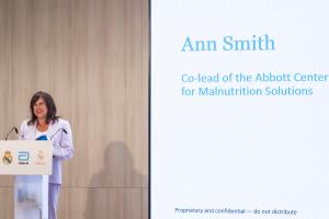 Fotografía cedida por Abbott de la co-directora del Abbott Center for Malnutrition Solutions, Ann Smith, hablando en una conferencia este martes, en Madrid (España). EFE/ Abbott /SOLO USO EDITORIAL NO VENTAS /SOLO DISPONIBLE PARA ILUSTRAR LA NOTICIA QUE ACOMPAÑA (CRÉDITO OBLIGATORIO)