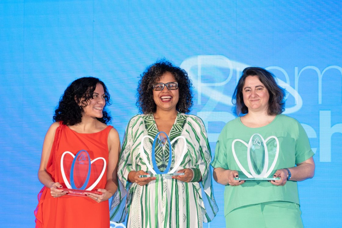Fotografía cedida por la Fundación Gabo que muestra desde la izquierda a las representantes de los equipos ganadores: Yaiza Perera Soler (España), en la categoría de Cobertura; Marcela Castro Da Silva (Brasil), en Periodismo digital, y Analía Llorente (Argentina), en Periodismo sonoro durante la Ceremonia del Premio Roche 2024, en Miami (Estados Unidos).
