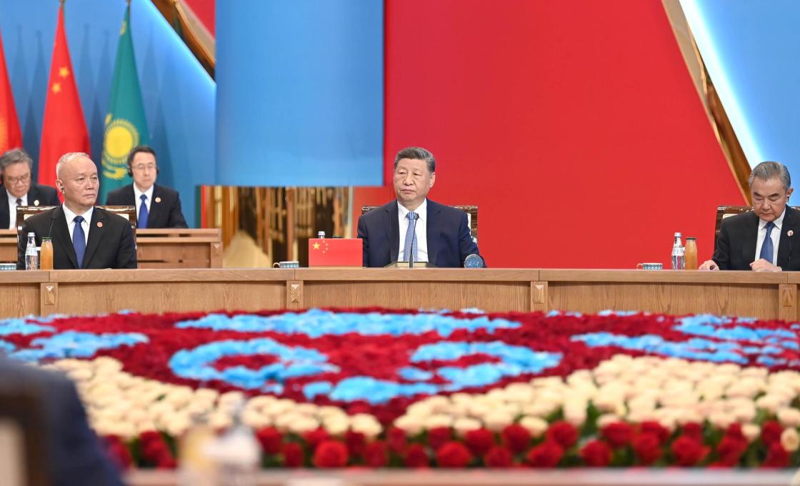 ASTANÁ (KAZAJISTÁN), 17/06/2025.- El presidente de la República Popular China, Xi Jinping (c), participa en la reunión China-Asia Central celebrada este martes, en Astaná (Kazajistán). El presidente chino, Xi Jinping, advirtió este martes, durante la segunda cumbre China-Asia Central, que en las guerras comerciales no hay vencedores, en una claro mensaje dirigido a EE.UU. En la una guerra arancelaria y comercial no hay vencedores. El unilateralismo, proteccionismo y hegemonismo perjudicarán a los demás y a uno mismo, dijo Xi durante su intervención en el plenario celebrado en la capital kazaja. EFE/ Presidencia De Kazajistán SOLO USO EDITORIAL SOLO DISPONIBLE PARA ILUSTRAR LA NOTICIA QUE ACOMPAÑA (CRÉDITO OBLIGATORIO)