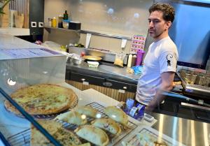 Juan Zancarini, socio de "Cata, Tienda de Calzone y Empanadas" trabaja en su local este jueves, en Buenos Aires (Argentina). EFE/ Matías Martín Campaya