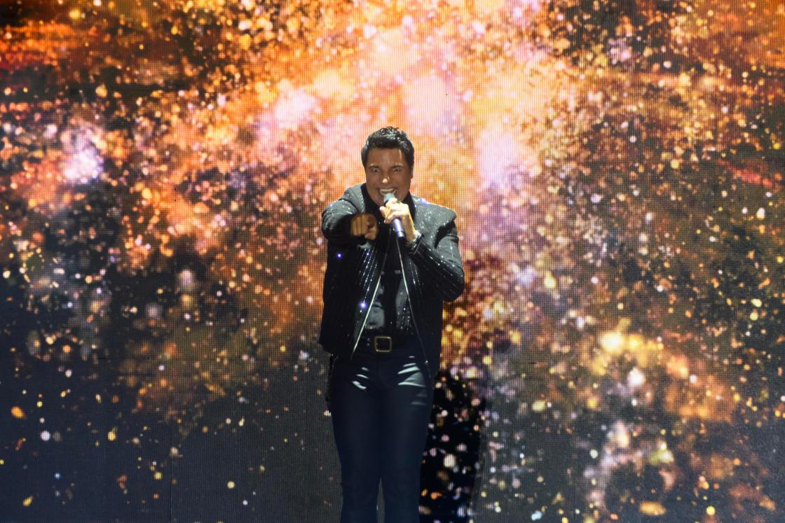 El músico y cantante puertorriqueño Chayanne durante el concierto que ha ofrecido en el Icónica Santalucía Sevilla Fest que se celebra en la capital andaluza. EFE/ Raúl Caro.